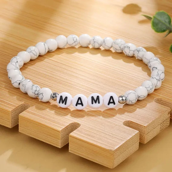 Korálkový náramek s nápisem MAMA HR02774